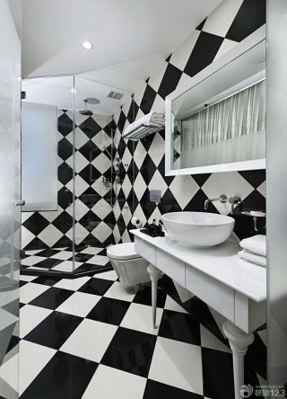 经典小户型厕所黑白相间地砖装修效果图