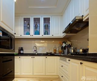 小户型房子厨房白色橱柜装修效果图片