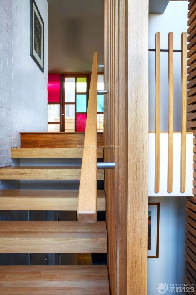 北欧风格小跃层楼梯装修设计