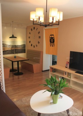 交换空间小户型室内浅棕色木地板装修效果图片