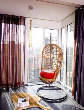 时尚小阳台温馨秋千椅设计装修效果图片