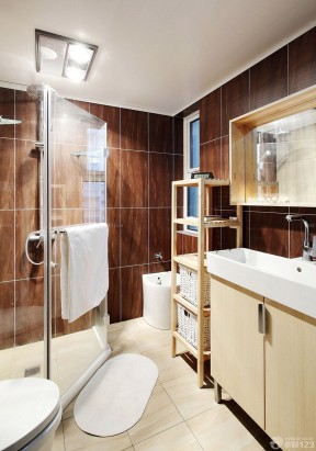 两居室卫生间的装修 木纹仿古瓷砖