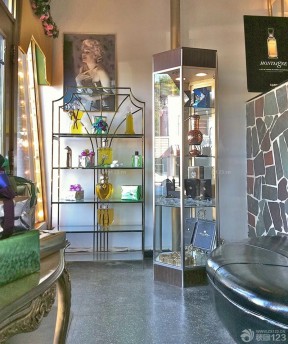 创意化妆品店装修风格玻璃展示柜效果图
