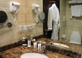 酒店式公寓卫生间镜子装修图片 