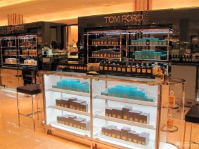 化妆品店面玻璃展示柜装修效果图