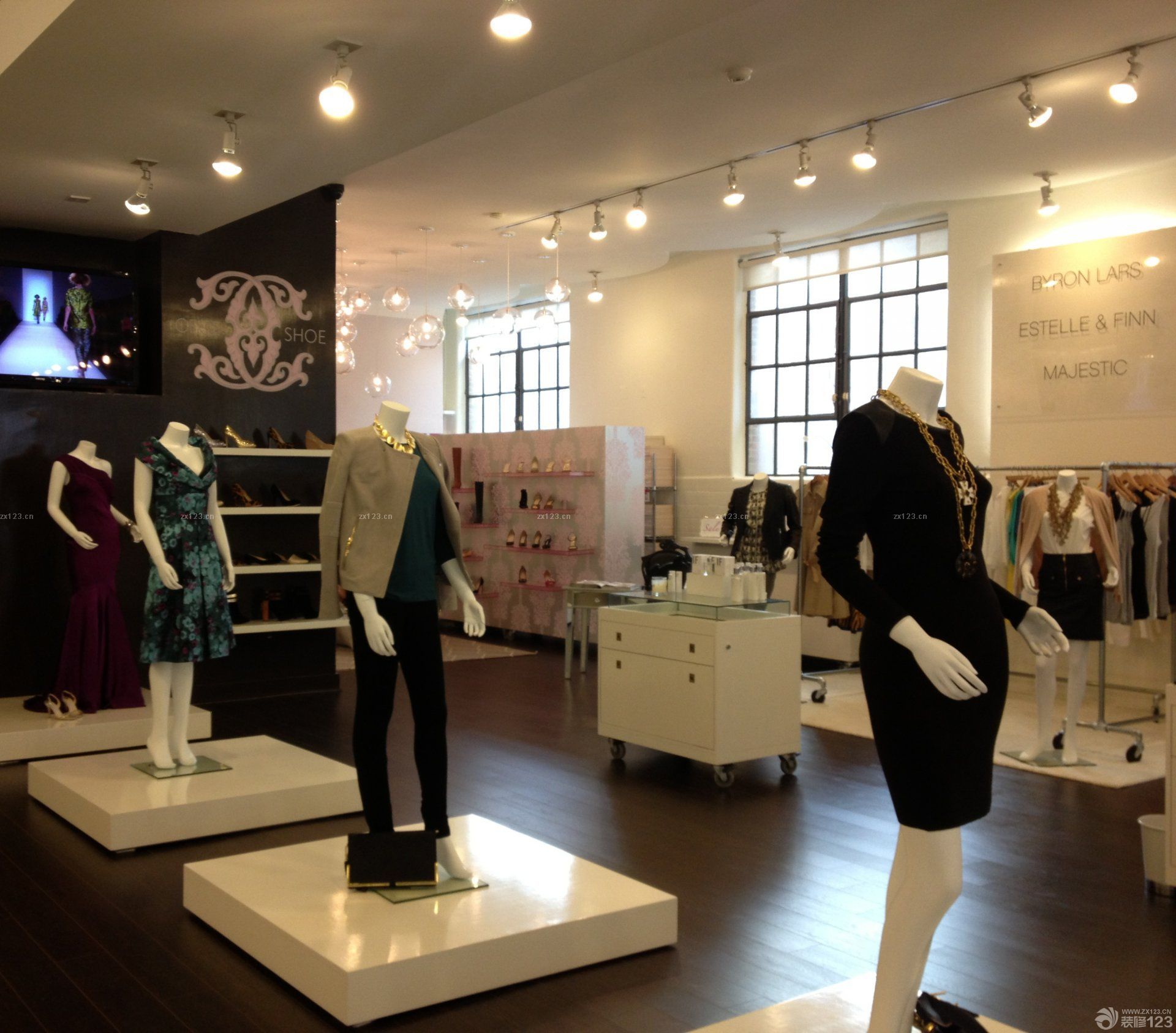 特色服装店实木门装修效果图