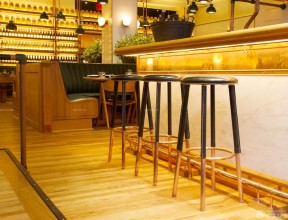 温馨小酒吧装修风格浅黄色木地板效果图