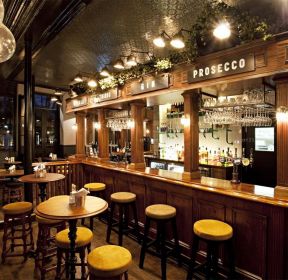 复古美式风格小型酒吧装修-每日推荐