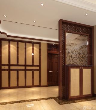 中式家装客厅玄关雕花玻璃隔断装修图