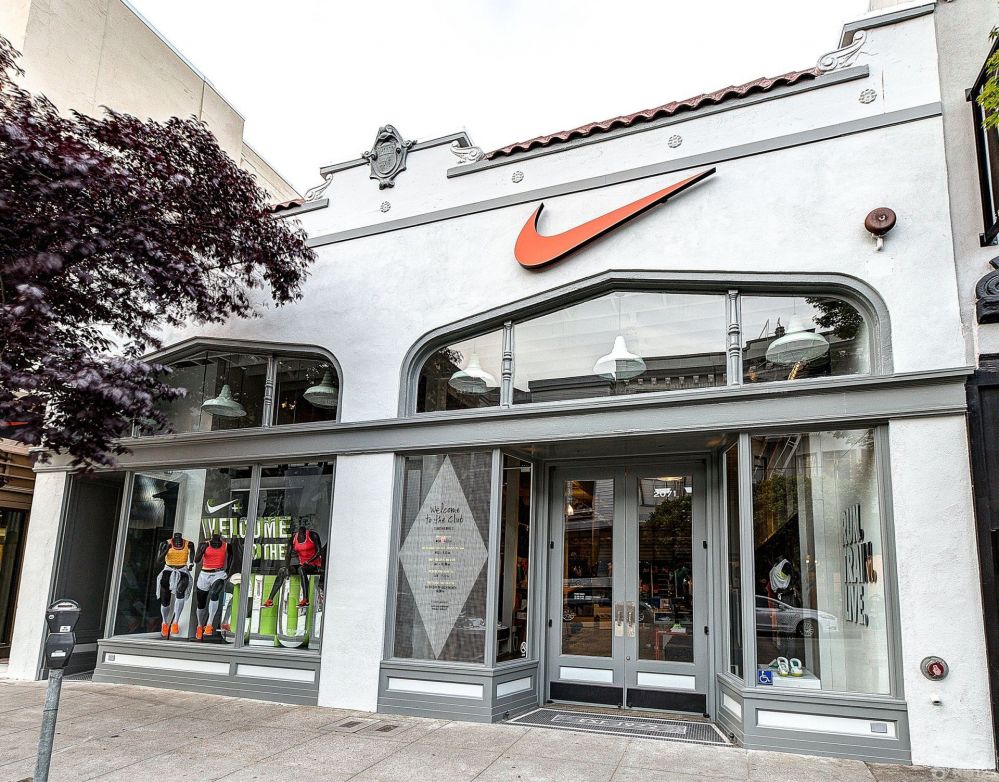 运动鞋店面门头设计装修图