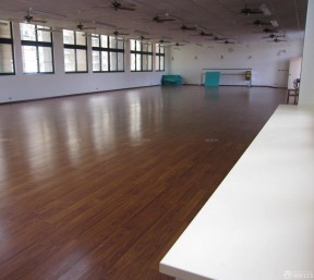 少儿学校舞蹈室设计 深棕色木地板装修效果图片