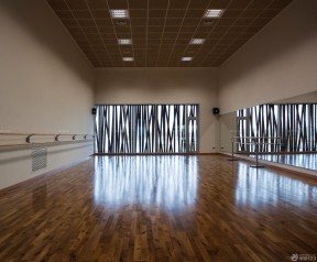 少儿学校舞蹈室设计 深褐色木地板装修效果图片