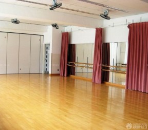 少儿学校舞蹈室设计 浅黄色木地板装修效果图片