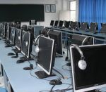学校电脑房电脑桌装修效果图2023图片