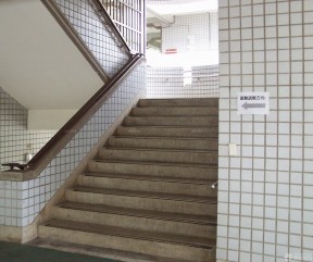 大型小学学校楼梯装修实景图