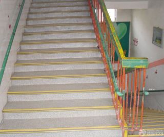 学校楼梯装修实景图