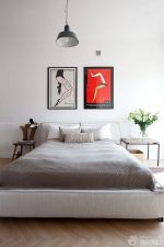 56平米简装小户型卧室床头装饰画