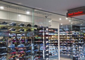 商场鞋柜设计 玻璃隔墙
