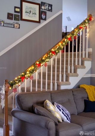 复式楼楼梯圣诞装饰设计图