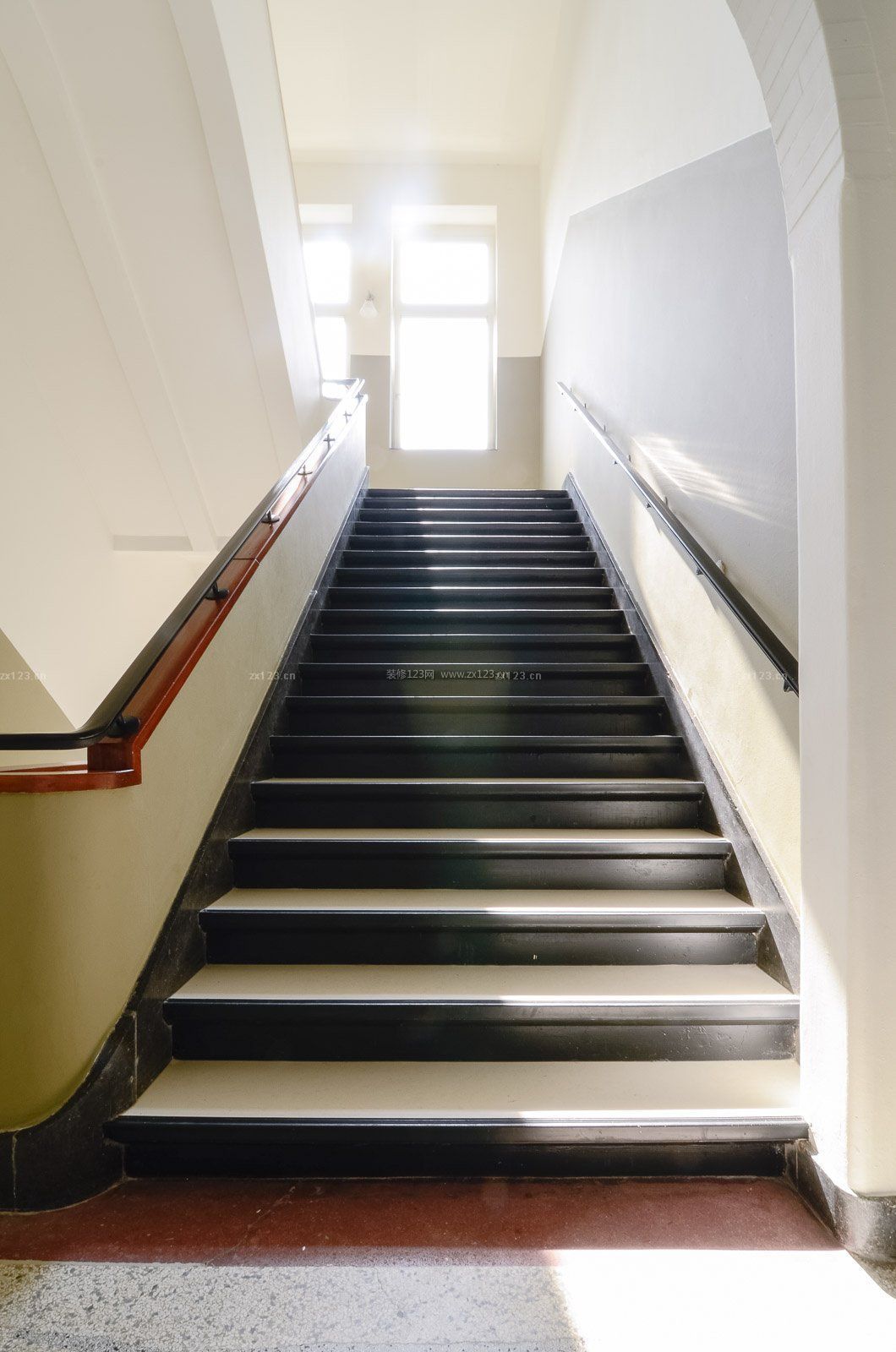 国外最新学校楼梯装修效果图
