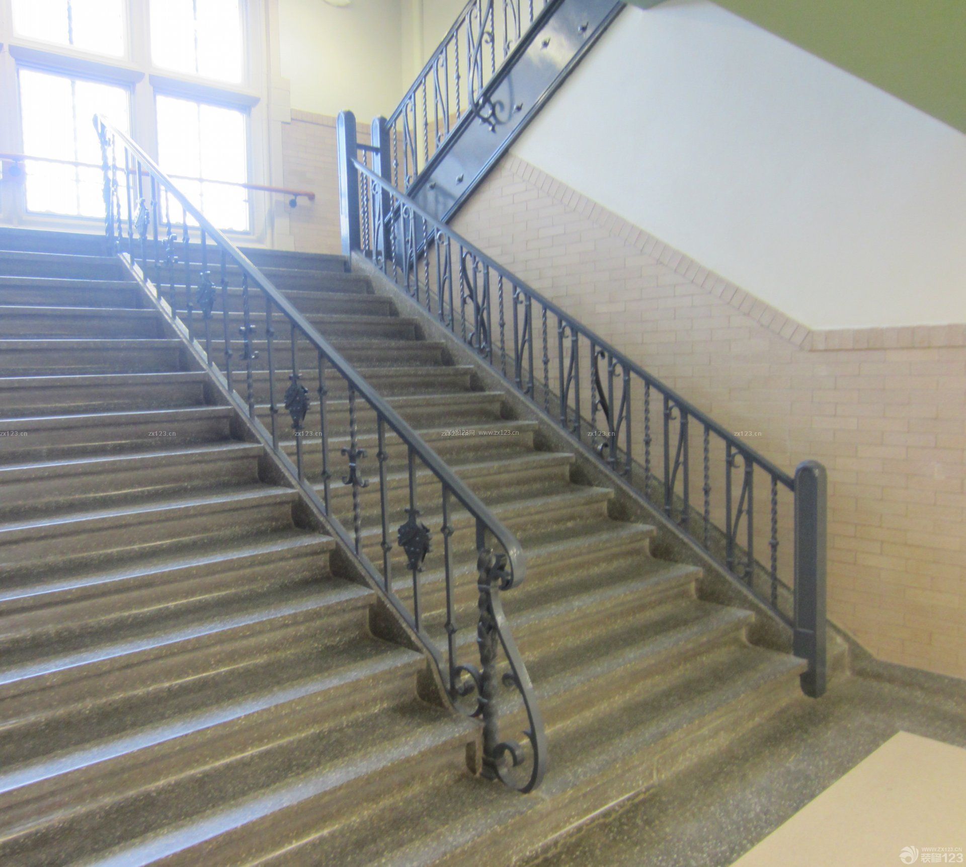 学校楼梯铁艺扶手设计效果图片 