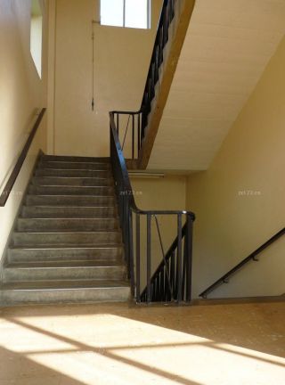 2023学校室内楼梯装修效果图图片 