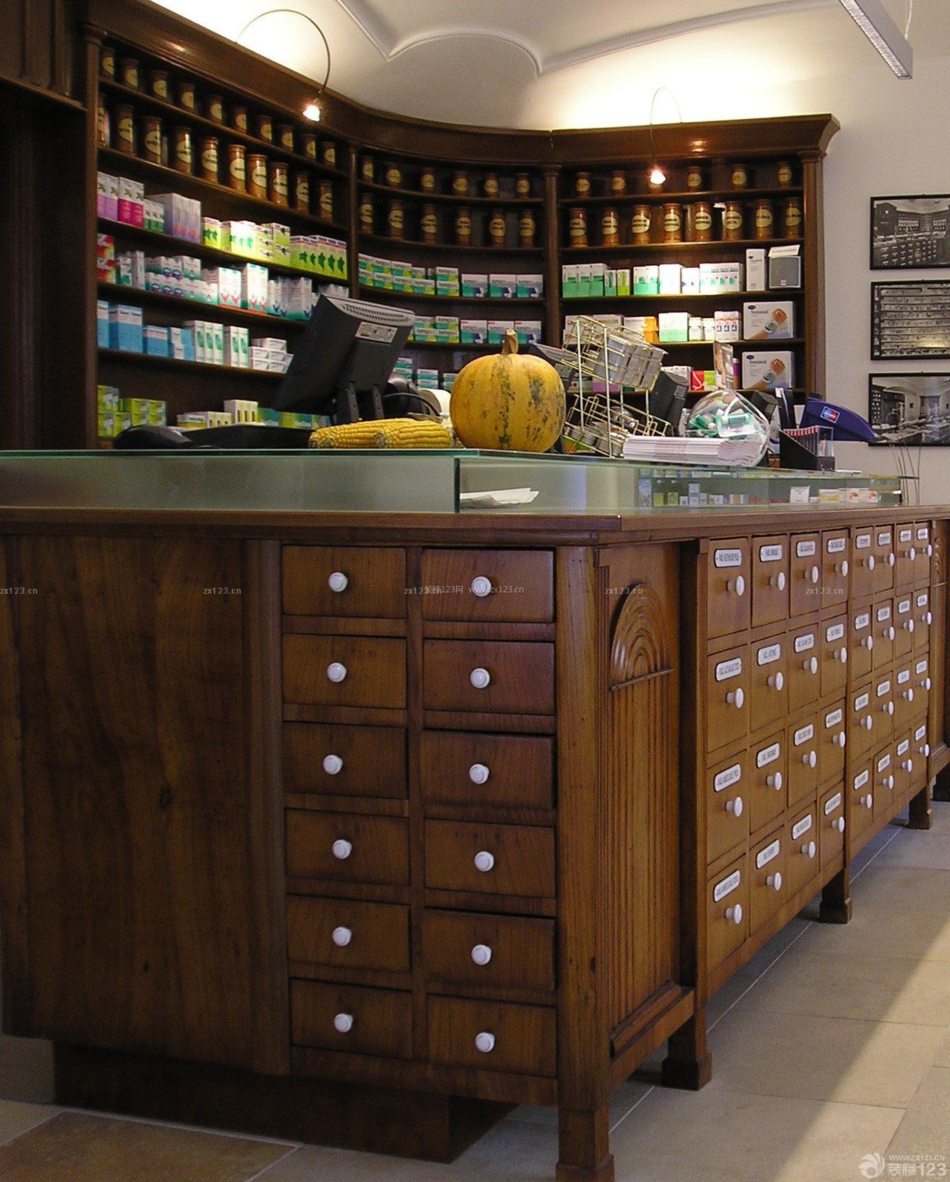 中式药店柜台装修设计效果图片