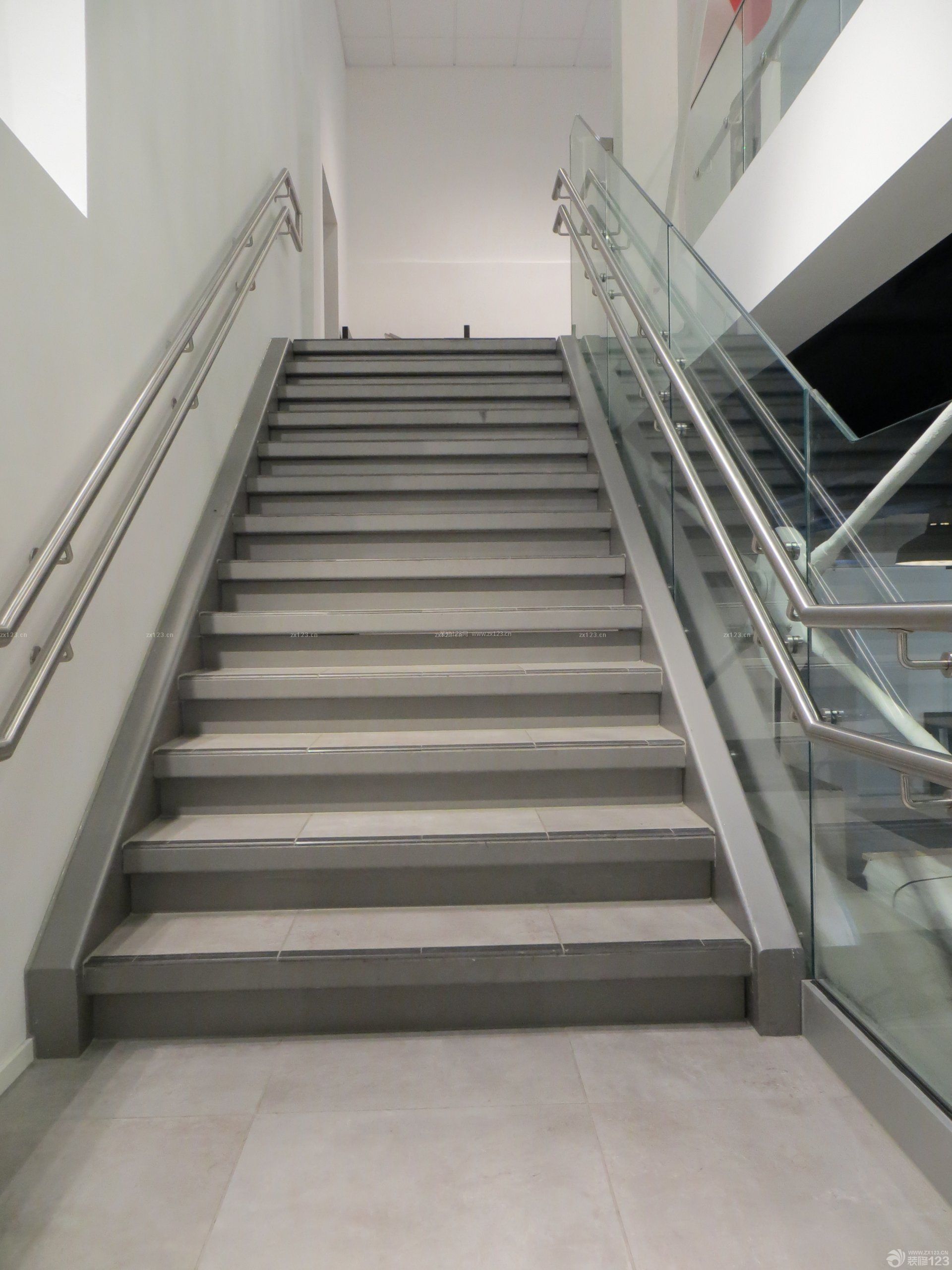 商铺二层楼梯最佳设计图片