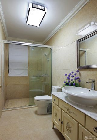 小型简约卫浴展厅室内玻璃淋浴间装修效果图