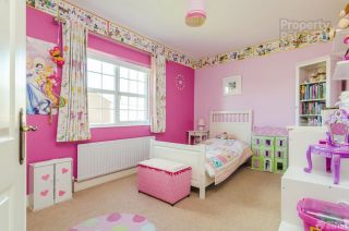 儿童卧室粉色墙面设计装修效果图片