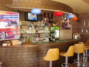 复古酒吧吧台装修效果图 装饰画装修效果图片