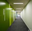 医院走廊绿色墙面背景装修效果图片
