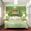 现代简约卧室浅绿色壁纸窗帘装修效果图