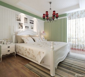 美式家居风格卧室浅绿色壁纸窗帘装修效果图