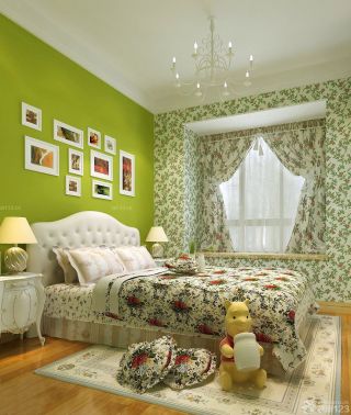 田园卧室浅绿色壁纸小花窗帘装修效果图片