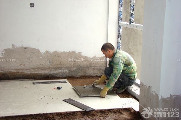 装修房子的步骤3：铺砖