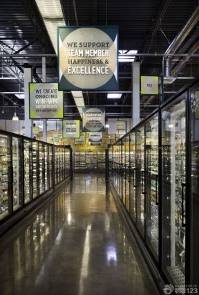 超市门店装修效果图 玻璃展示柜