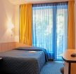 小型宾馆温馨黄色窗帘装修效果图片