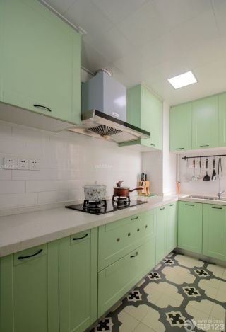 70平米两室一厅简约前卫厨房绿色橱柜装修效果图片