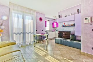 绚丽80平小户型客厅紫色墙面装修效果图片