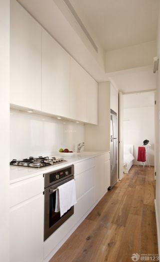 90平带平顶阁楼小户型厨房白色橱柜装修图片