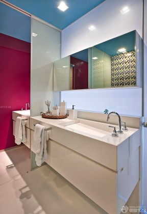 90平米小户型浪漫的主卧室卫生间装修效果图 浴室柜效果图