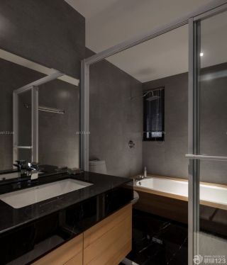120平三室一厅室内卫生间浴室装修图
