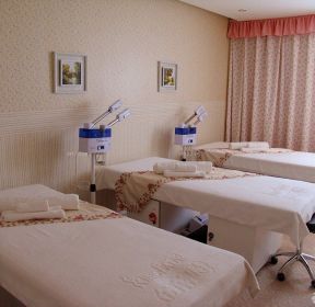 收集整理精美的20平美容院简装装修效果图,20平美容院简装装修图片,20