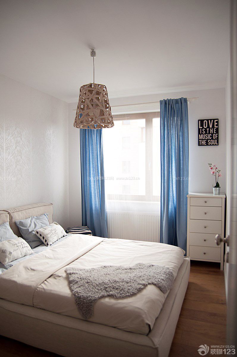 简约交换空间小户型卧室蓝色窗帘装修效果图片