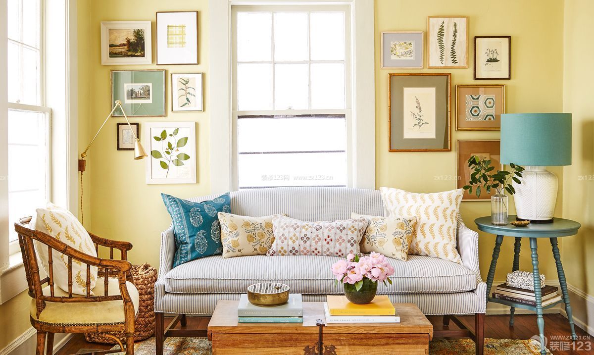 温馨沙发背景墙黄色墙面装修效果图片欣赏