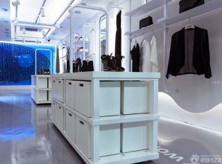 现代服装专卖店展示柜装修效果图片