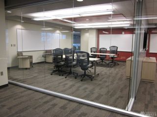 简约会议室办公玻璃隔断装修图