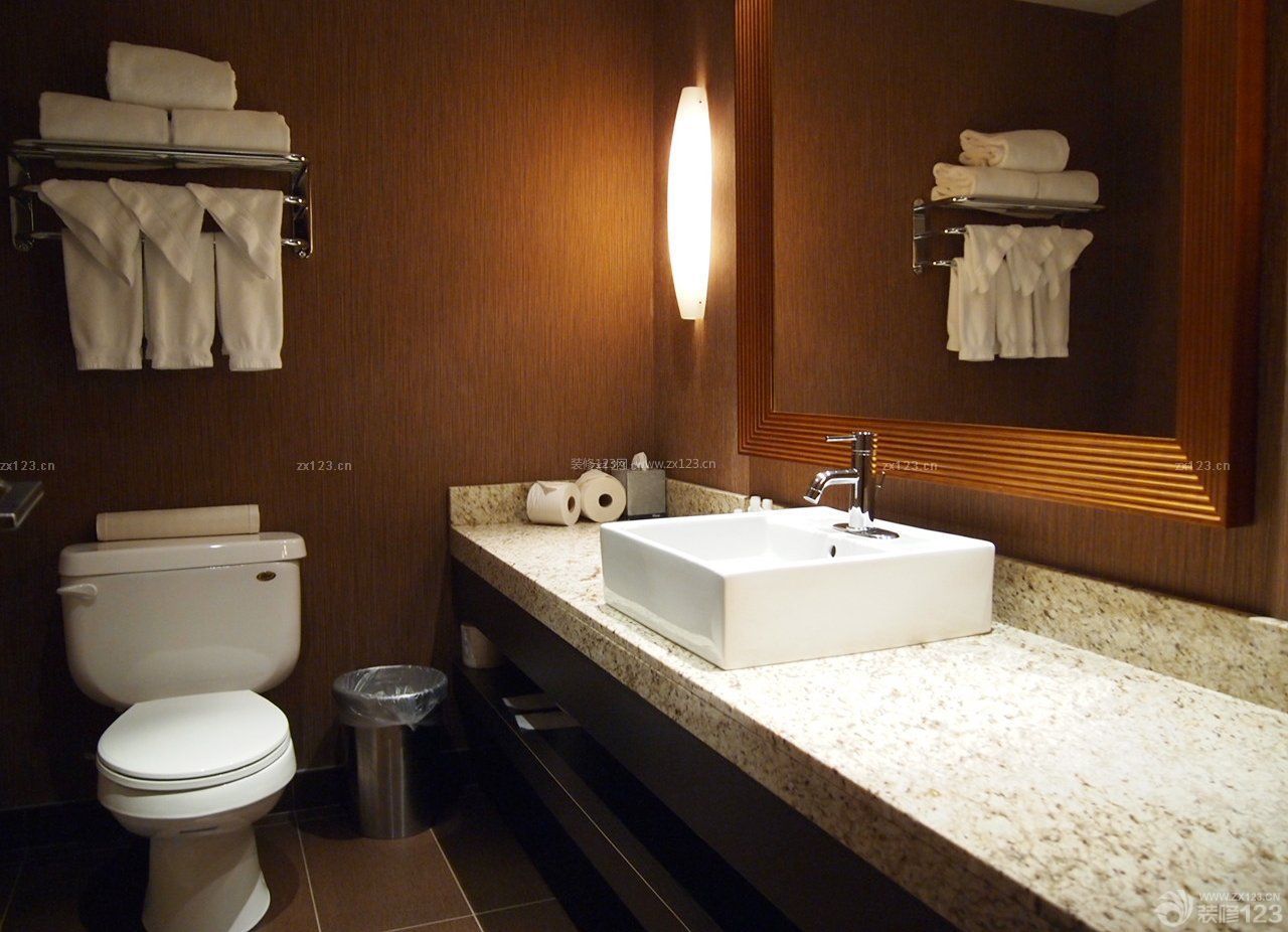 普通宾馆整体卫生间纯色壁纸装修效果图片