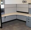 小型办公室隔断式办公桌装修图片